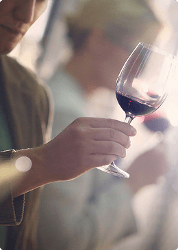 Dégustation d’un verre de vin rouge