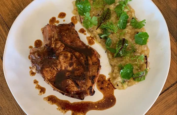 Echine de porc grillée en aigre-doux et romarin, aubergine fumée à l'ail et petite salade d'herbes