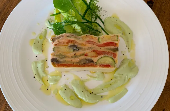Tranche froide de lasagne aux légumes d'été, vinaigrette d'herbes et avocat