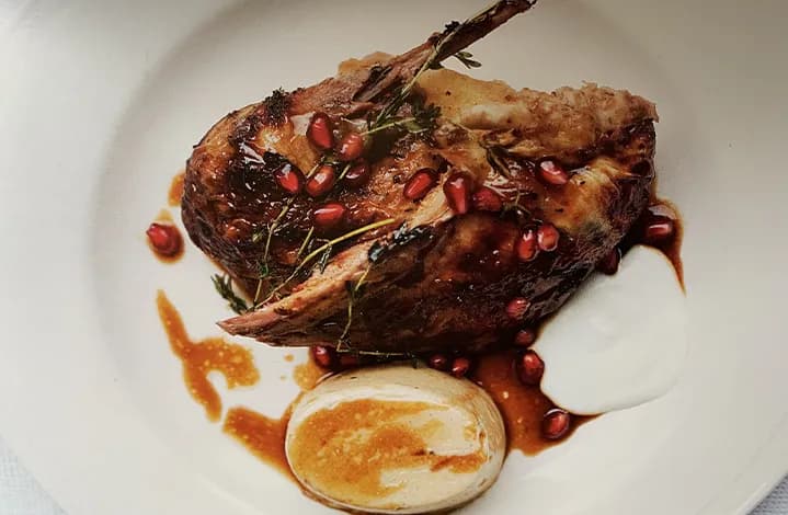 Pintade rôtie, sel de céleri et mélasse de grenade, pudding aux oignons et bacon