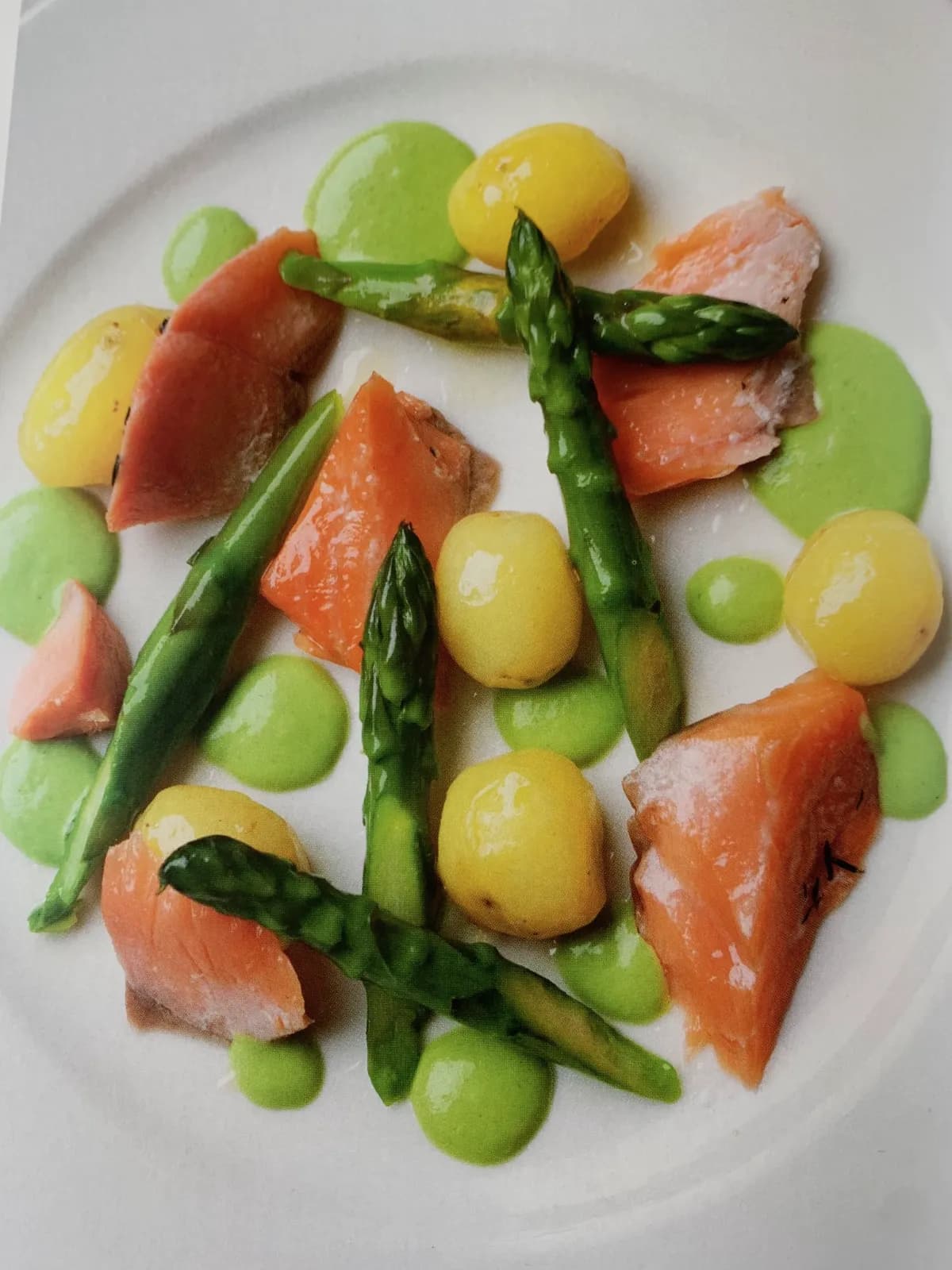 Saumon confit aux asperges, pommes de terre nouvelles, gazpacho vert