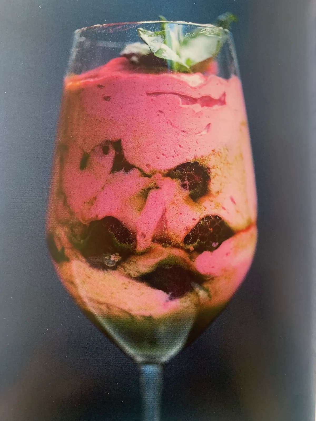 Mousse de fraises et sirop au basilic